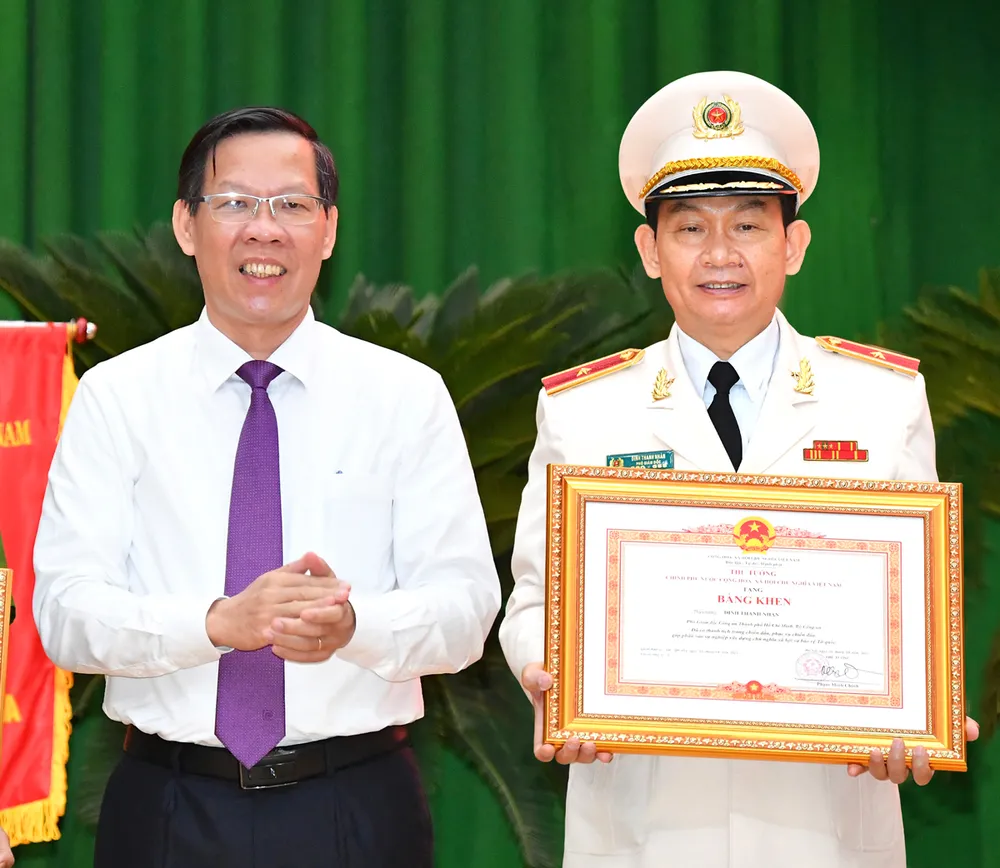 Xây dựng đội ngũ cán bộ, chiến sĩ Công an nhân dân xứng đáng với niềm tin yêu của nhân dân ảnh 6