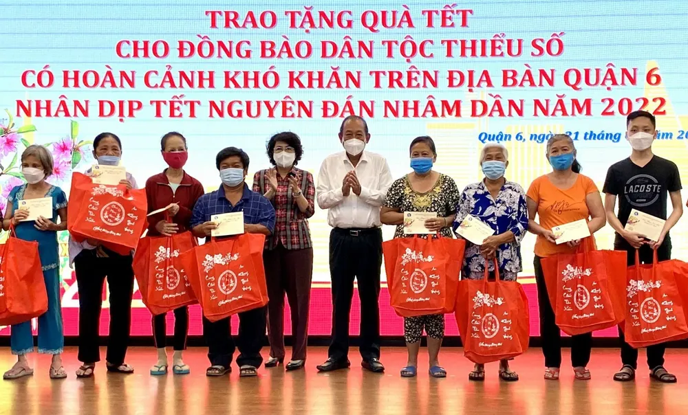 Tặng 400 suất quà cho đồng bào dân tộc thiểu số khó khăn tại quận 6 ảnh 1