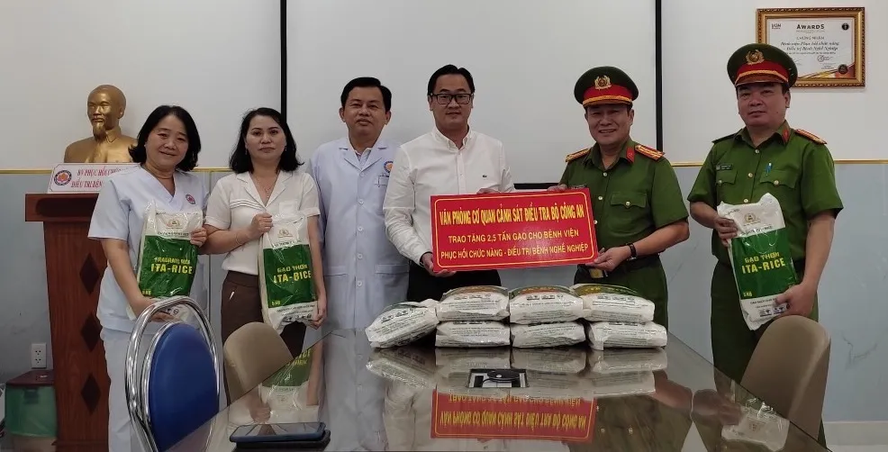 Tặng 400 suất quà cho đồng bào dân tộc thiểu số khó khăn tại quận 6 ảnh 2