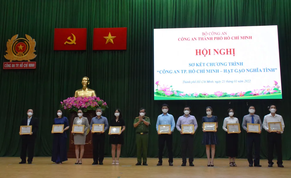 Công an TPHCM đưa gần 2.500 tấn gạo nghĩa tình đến người dân gặp khó khăn ảnh 5