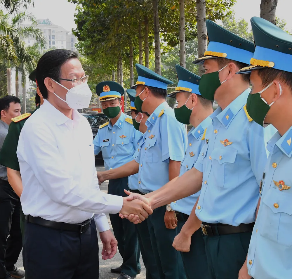 Chủ tịch UBND TPHCM thăm, chúc tết các đơn vị, lực lượng tuyến đầu phòng chống dịch Covid-19 ảnh 2