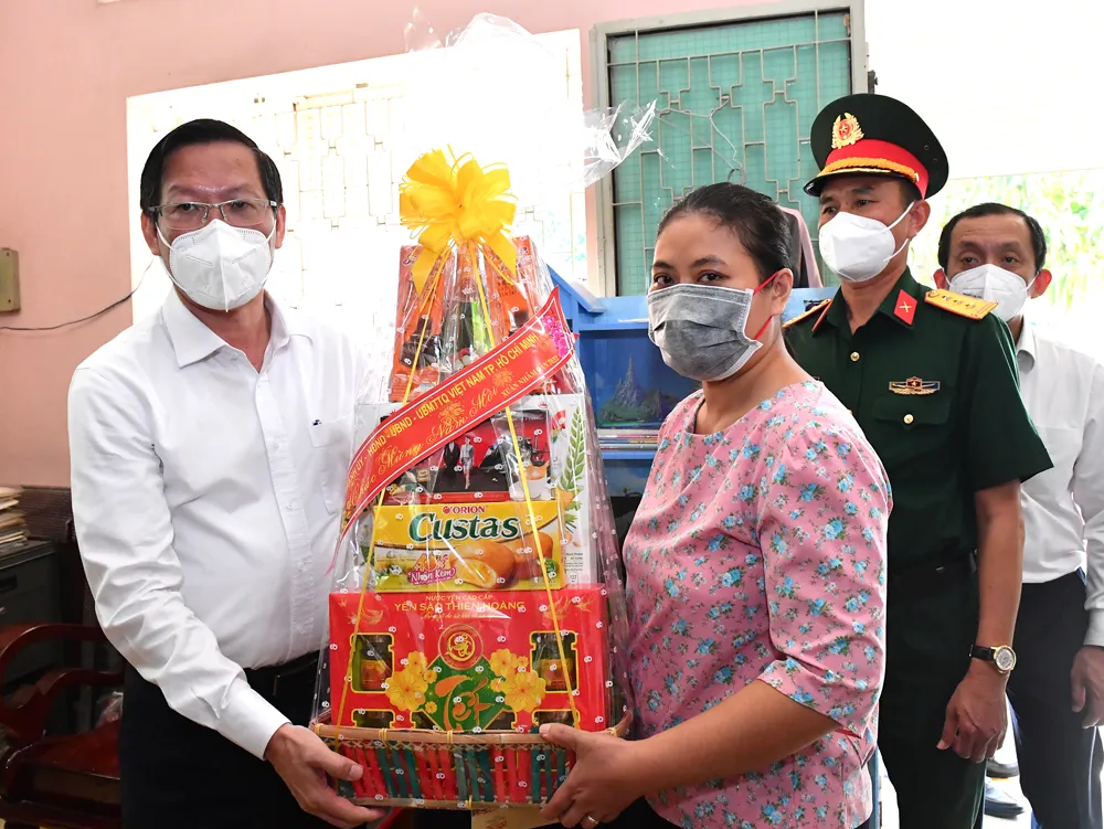 Chủ tịch UBND TPHCM thăm, chúc tết các đơn vị, lực lượng tuyến đầu phòng chống dịch Covid-19 ảnh 6