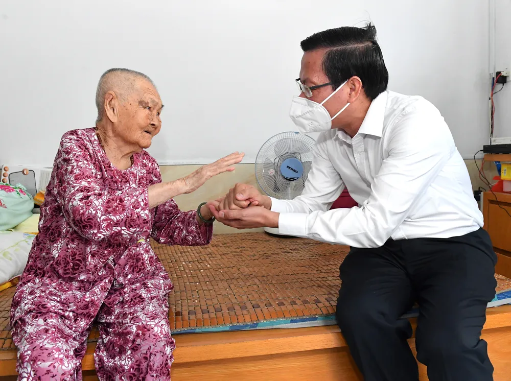 Chủ tịch UBND TPHCM thăm, chúc tết các đơn vị, lực lượng tuyến đầu phòng chống dịch Covid-19 ảnh 9