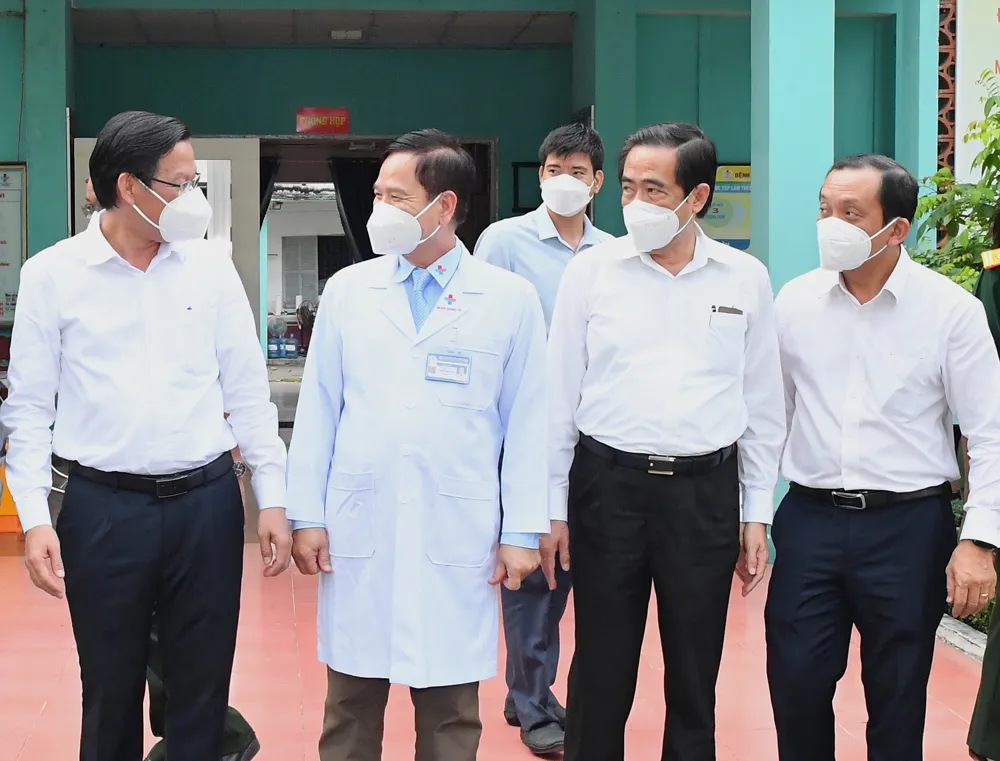 Chủ tịch UBND TPHCM thăm, chúc tết các đơn vị, lực lượng tuyến đầu phòng chống dịch Covid-19 ảnh 3