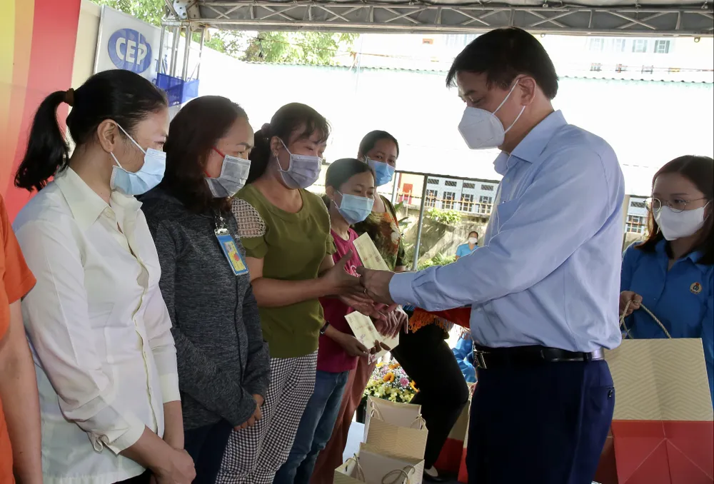 Bí thư Thành ủy TPHCM Nguyễn Văn Nên trao quà cho người nghèo, công nhân tại tỉnh Đồng Nai ảnh 9