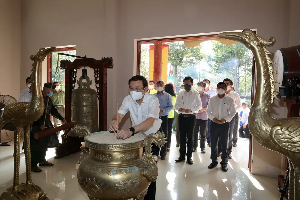 Bí thư Thành ủy TPHCM Nguyễn Văn Nên trao quà cho người nghèo, công nhân tại tỉnh Đồng Nai ảnh 3