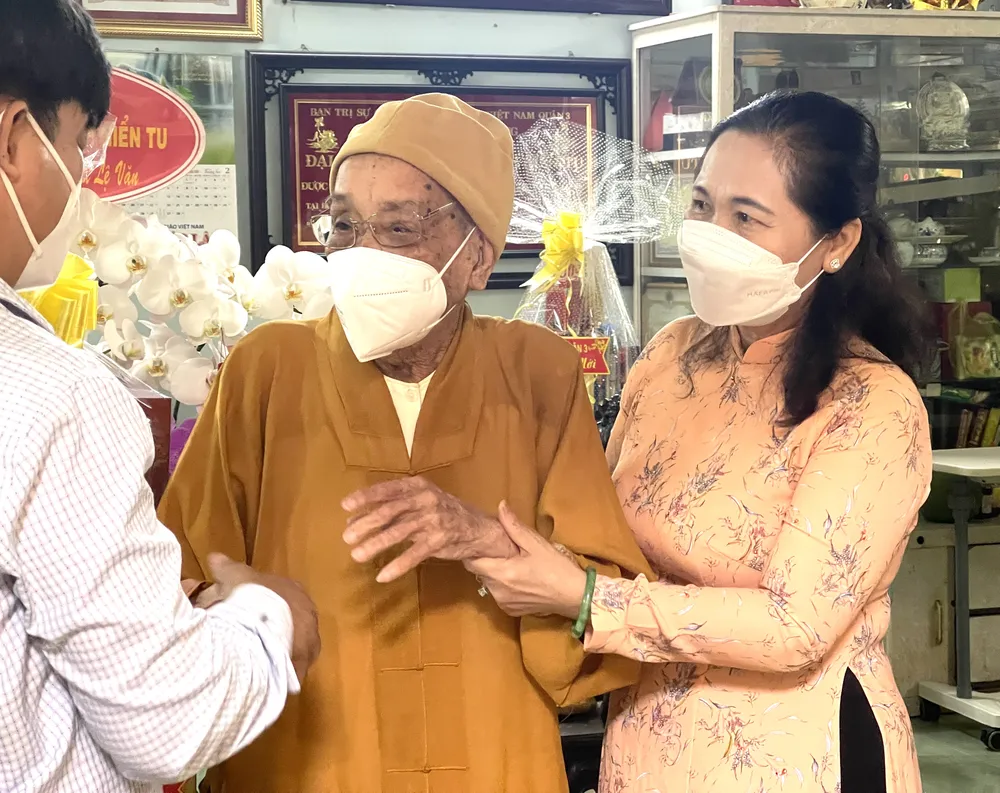 Chủ tịch HĐND TPHCM Nguyễn Thị Lệ thăm, chúc tết các cơ sở tôn giáo ảnh 4