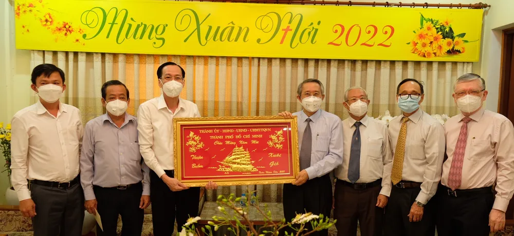 Trưởng Ban Nội chính Thành ủy TPHCM chúc tết cơ sở tôn giáo, lực lượng y bác sĩ tuyến đầu ảnh 1