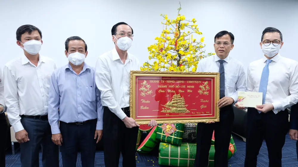 Trưởng Ban Nội chính Thành ủy TPHCM chúc tết cơ sở tôn giáo, lực lượng y bác sĩ tuyến đầu ảnh 2