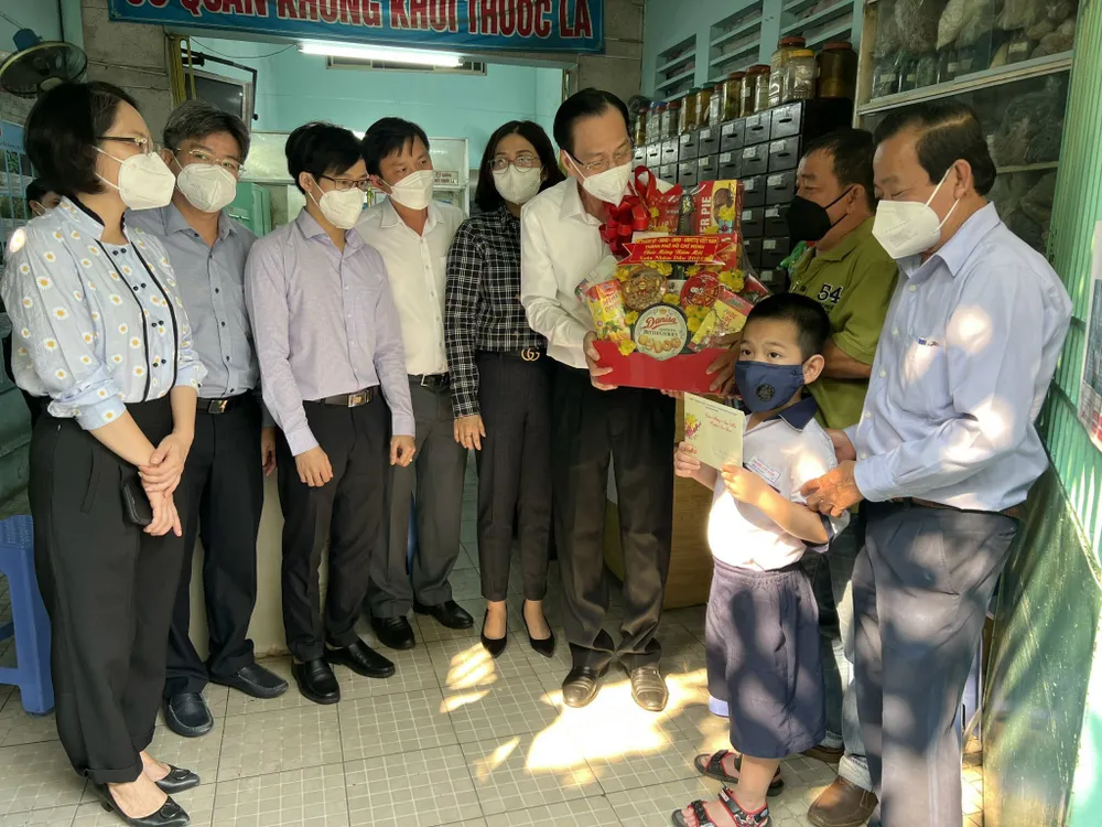 Trưởng Ban Nội chính Thành ủy TPHCM chúc tết cơ sở tôn giáo, lực lượng y bác sĩ tuyến đầu ảnh 4