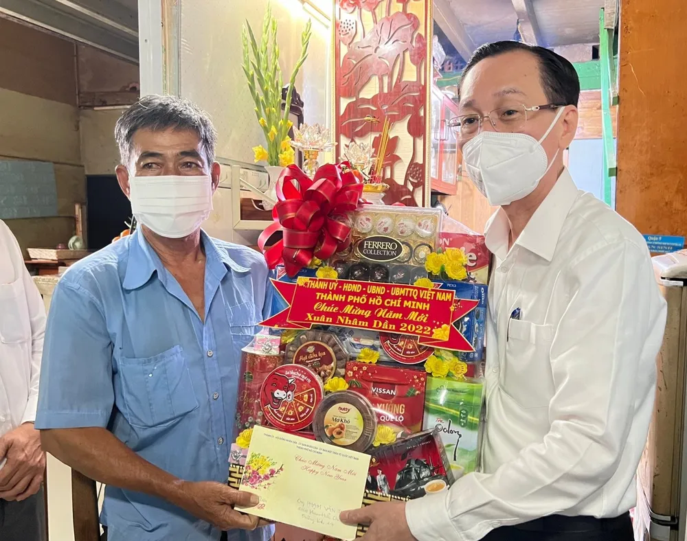 Trưởng Ban Nội chính Thành ủy TPHCM chúc tết cơ sở tôn giáo, lực lượng y bác sĩ tuyến đầu ảnh 3