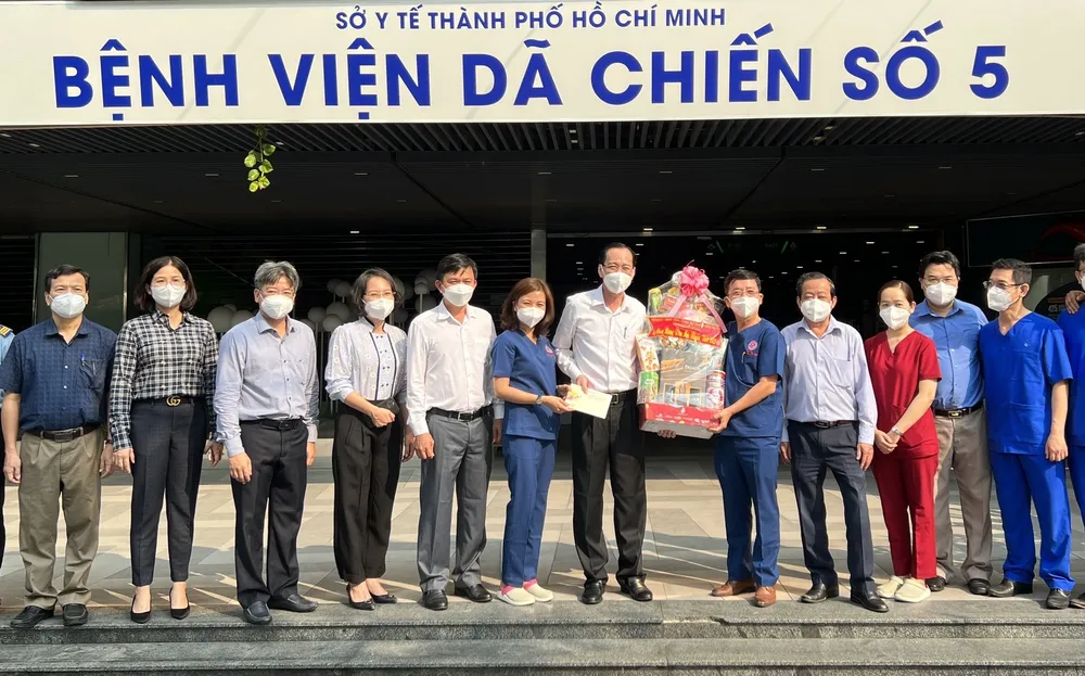 Trưởng Ban Nội chính Thành ủy TPHCM chúc tết cơ sở tôn giáo, lực lượng y bác sĩ tuyến đầu ảnh 5
