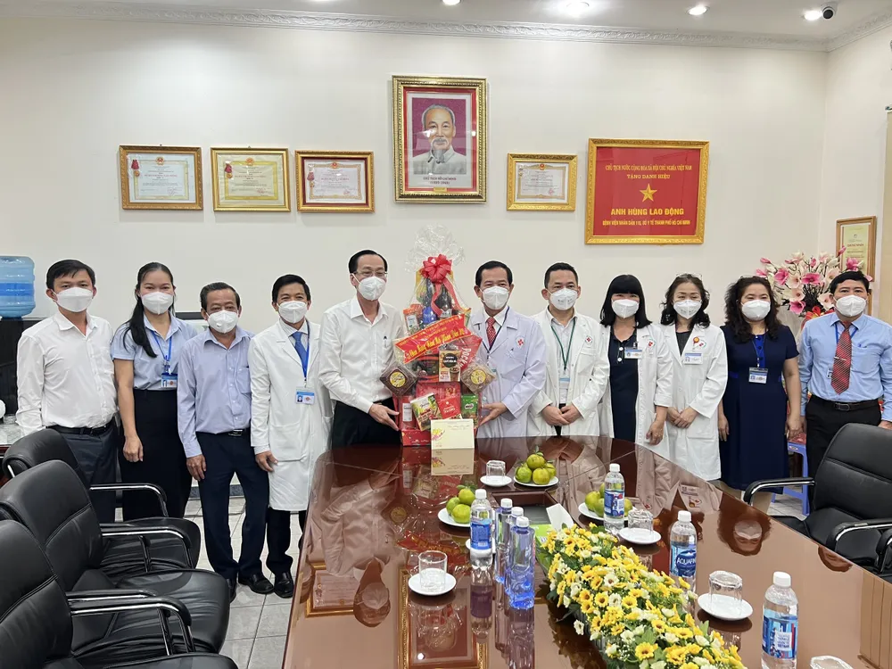Trưởng Ban Nội chính Thành ủy TPHCM chúc tết cơ sở tôn giáo, lực lượng y bác sĩ tuyến đầu ảnh 6
