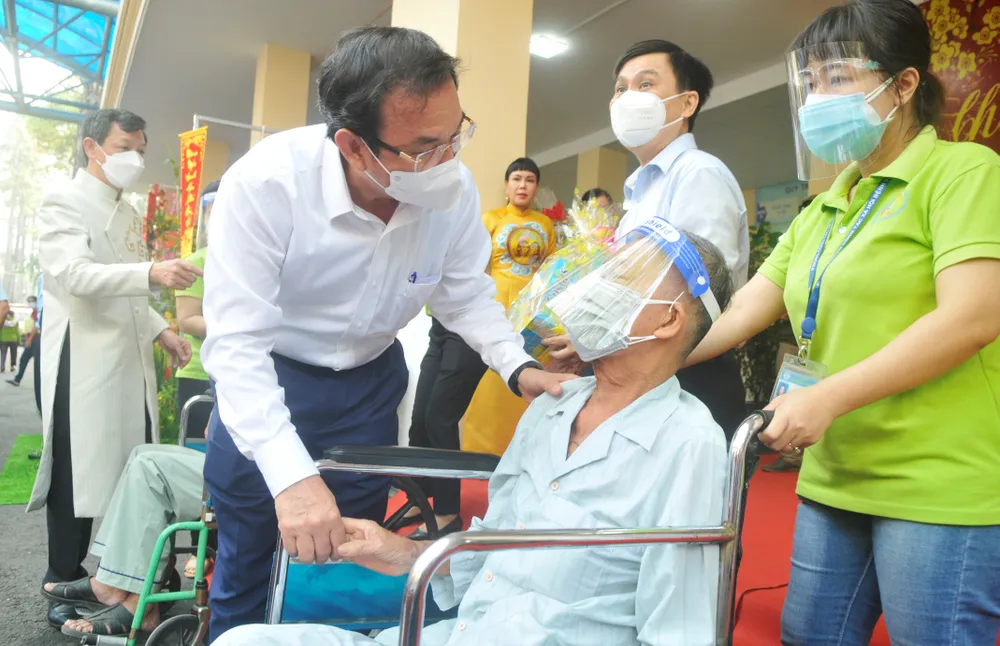 Bí thư Thành ủy TPHCM Nguyễn Văn Nên: Tri ân các bác tài lái xe cứu thương ảnh 4