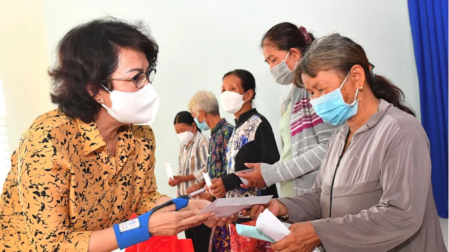 Bí thư Thành ủy TPHCM Nguyễn Văn Nên tặng quà đồng bào khó khăn, dân tộc thiểu số ở Tây Ninh ảnh 3