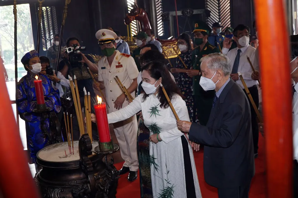 Lãnh đạo TPHCM dâng hương, dâng hoa tưởng niệm các anh hùng liệt sĩ nhân dịp Tết Nhâm Dần 2022 ảnh 10