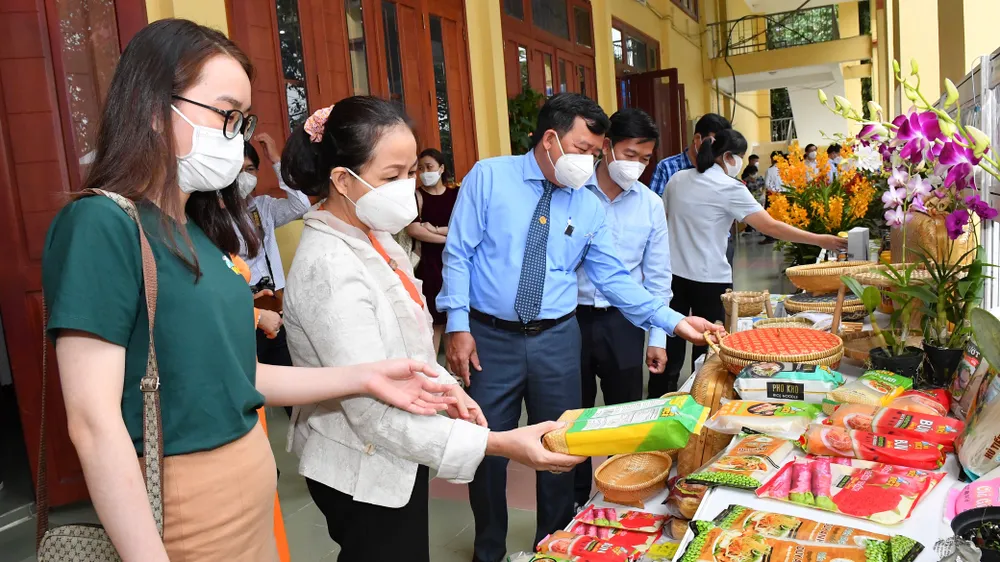 Chủ tịch HĐND Nguyễn Thị Lệ: Xác định đúng hướng, đúng mô hình để thúc đẩy huyện Củ Chi phát triển ảnh 5