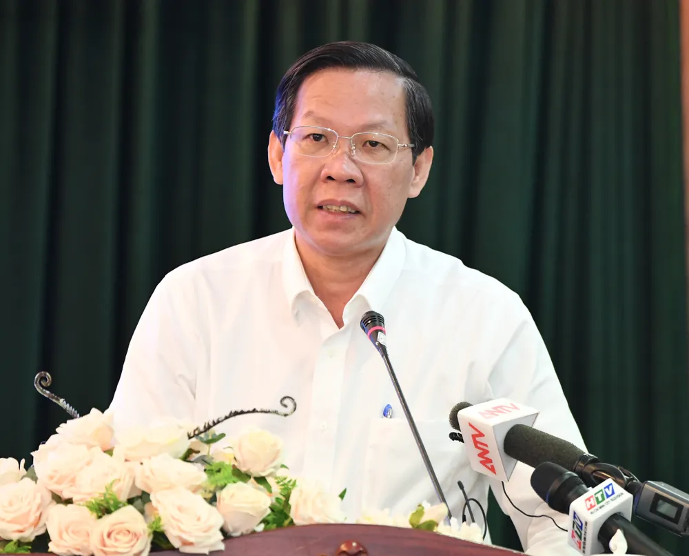 Chủ tịch UBND TPHCM Phan Văn Mãi phát biểu trong buổi họp mặt các giáo sư, phó giáo sư, thầy thuốc tiêu biểu. Ảnh: VIỆT DŨNG