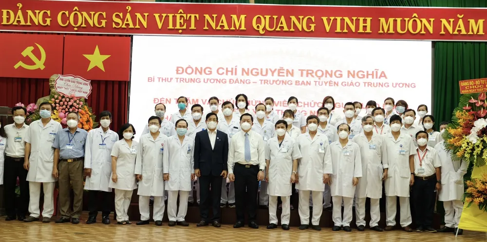 Trưởng Ban Tuyên giáo Trung ương Nguyễn Trọng Nghĩa thăm, chúc mừng đội ngũ y bác sĩ, nhân viên y tế ảnh 1