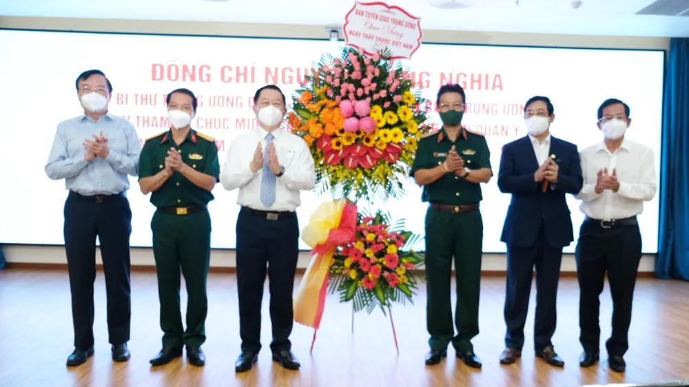 Trưởng Ban Tuyên giáo Trung ương Nguyễn Trọng Nghĩa thăm, chúc mừng đội ngũ y bác sĩ, nhân viên y tế ảnh 2