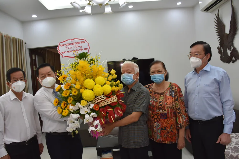 Trưởng Ban Tuyên giáo Trung ương Nguyễn Trọng Nghĩa thăm, chúc mừng đội ngũ y bác sĩ, nhân viên y tế ảnh 4