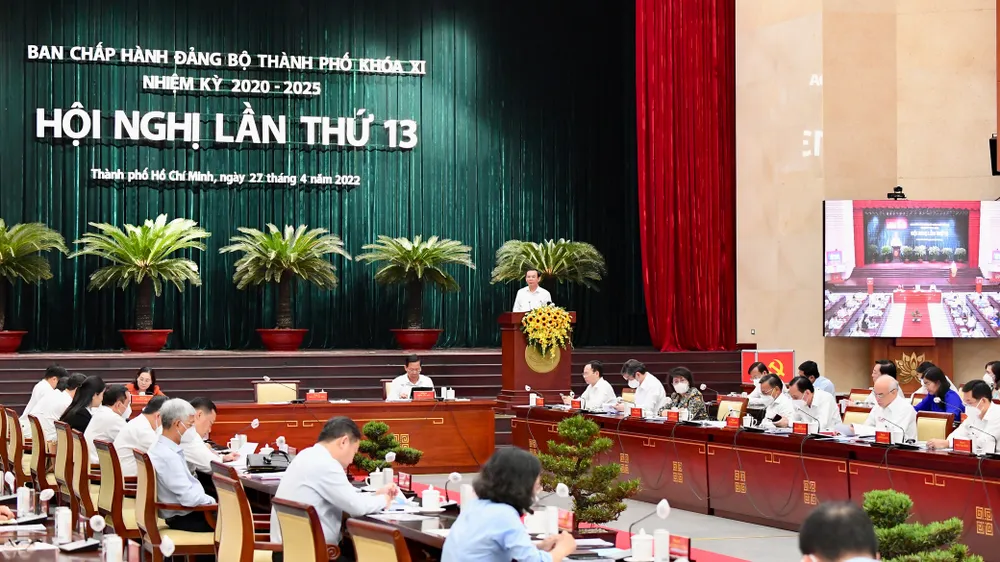 Bí thư Thành ủy TPHCM: Hiện thực hóa chương trình nhà ở xã hội, giải tỏa nhà tạm trên kênh rạch ảnh 1
