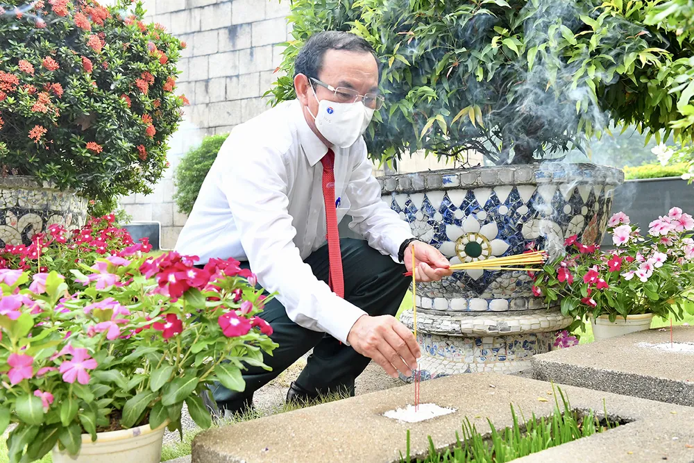 Lãnh đạo TPHCM dâng hương tưởng niệm các anh hùng liệt sĩ  ảnh 1