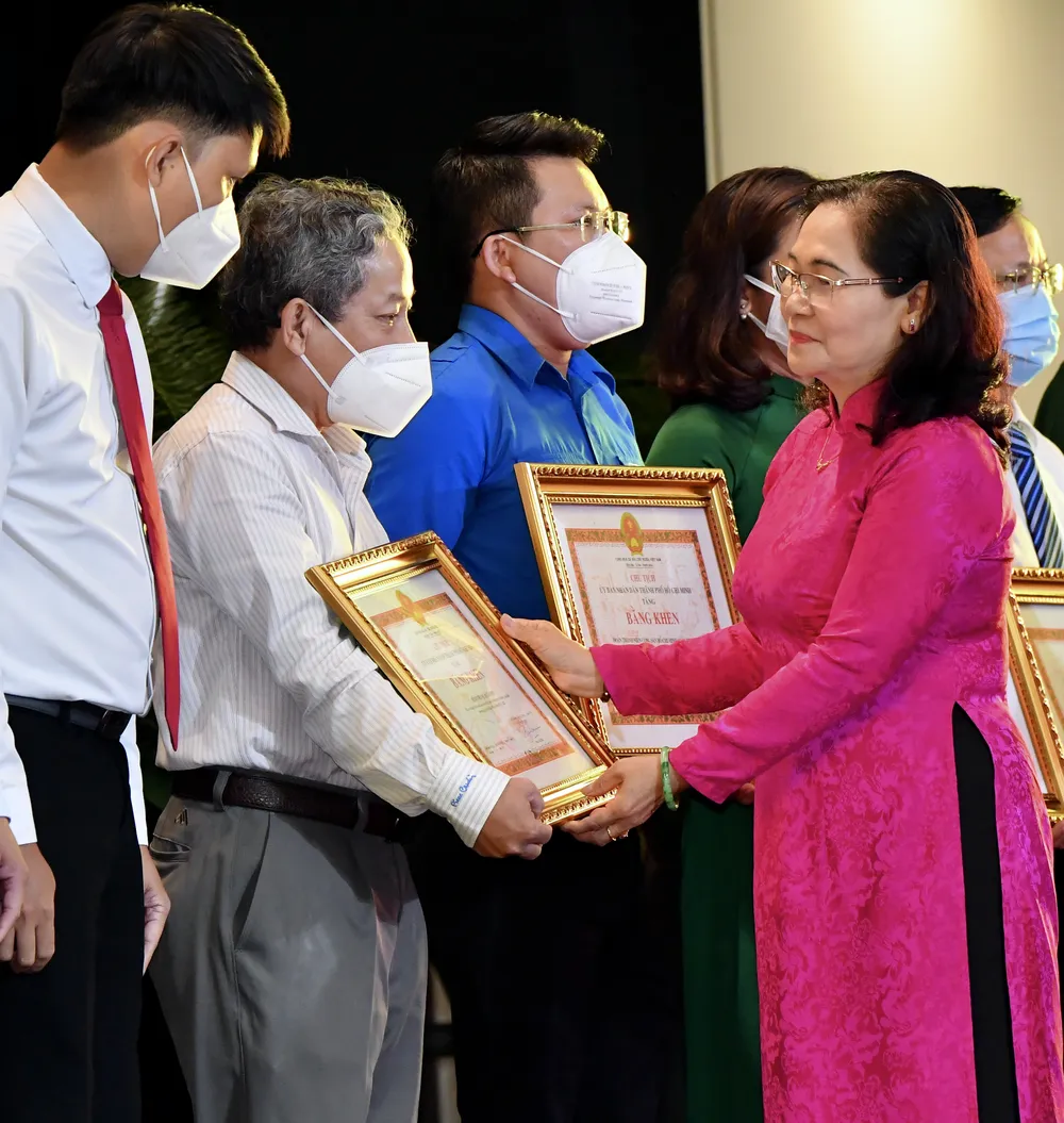 Tuyên dương các tập thể, cá nhân có thành tích xuất sắc trong học tập và làm theo Bác Hồ ảnh 4