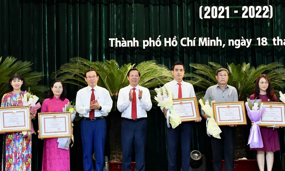 Tuyên dương các tập thể, cá nhân có thành tích xuất sắc trong học tập và làm theo Bác Hồ ảnh 7