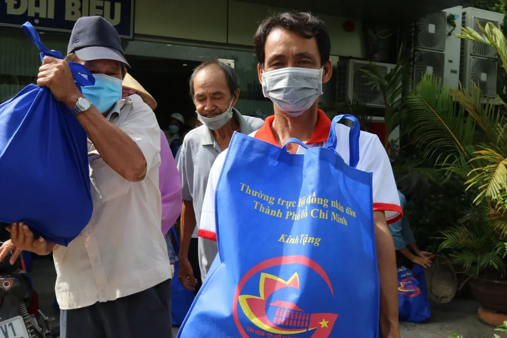 Văn phòng Đoàn ĐBQH và HĐND TPHCM trao 100 phần quà cho người dân khó khăn ở tỉnh Đồng Tháp ảnh 6