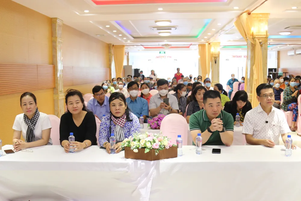 Văn phòng Đoàn ĐBQH và HĐND TPHCM trao 100 phần quà cho người dân khó khăn ở tỉnh Đồng Tháp ảnh 2