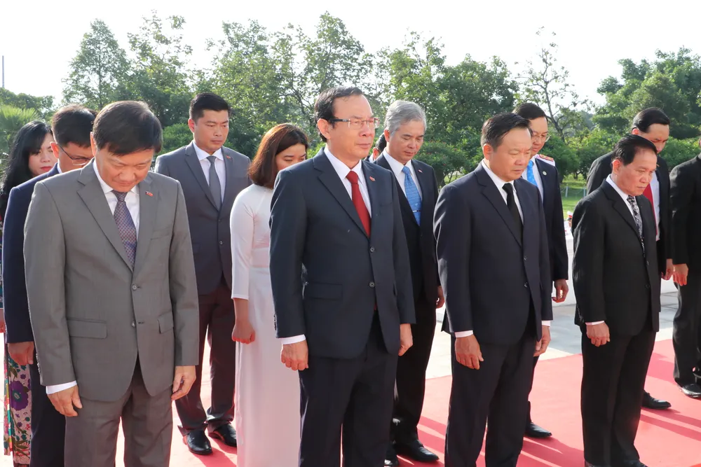 Đoàn đại biểu cấp cao TPHCM đến đặt vòng hoa tại Đài tưởng niệm các chiến sĩ vô danh Lào ảnh 3