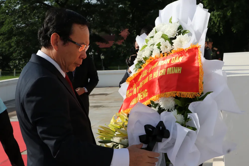 Đoàn đại biểu cấp cao TPHCM đến đặt vòng hoa tại Đài tưởng niệm các chiến sĩ vô danh Lào ảnh 1