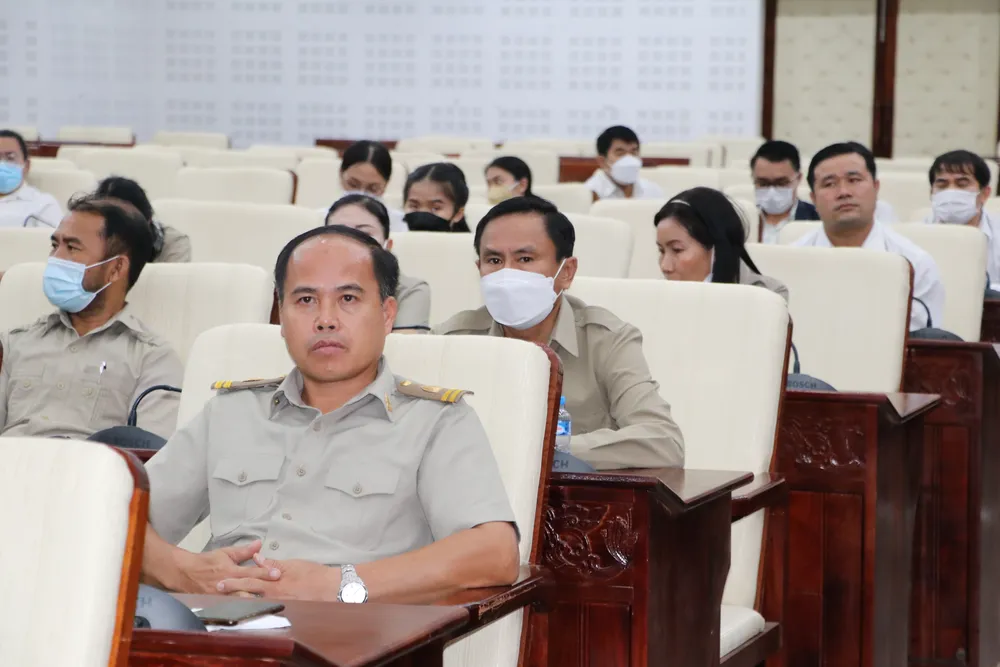 Bí thư Thành ủy TPHCM gặp gỡ cựu sinh viên Lào từng học tại TPHCM ảnh 5