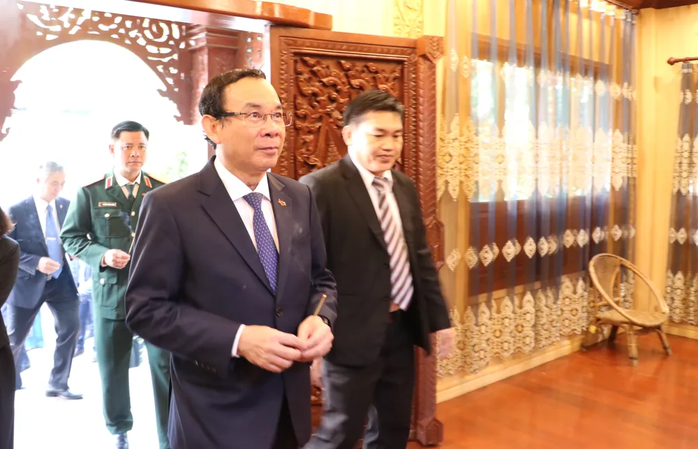 Bí thư Thành ủy TPHCM đến thăm gia đình cố Thủ tướng Lào và cố Chủ tịch Quốc hội Lào ảnh 4