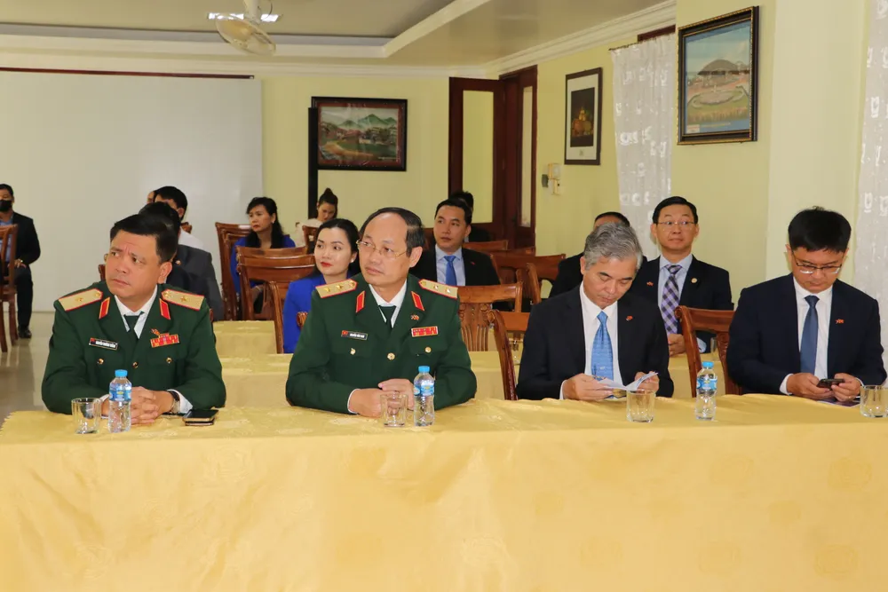 Bí thư Thành ủy TPHCM Nguyễn Văn Nên thăm cán bộ, nhân viên Đại sứ quán Việt Nam tại Lào ảnh 4