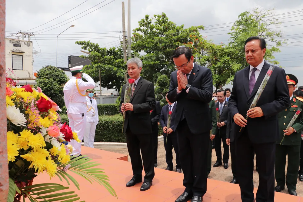 Bí thư Thành ủy TPHCM Nguyễn Văn Nên thăm cán bộ, nhân viên Đại sứ quán Việt Nam tại Lào ảnh 6