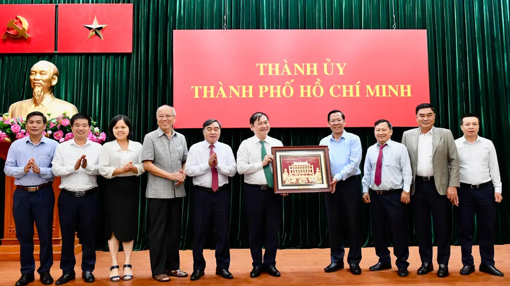 Chủ tịch UBND Phan Văn Mãi: TPHCM tiếp tục nghiên cứu chính sách đãi ngộ, thu hút nhân tài hấp dẫn hơn ảnh 3