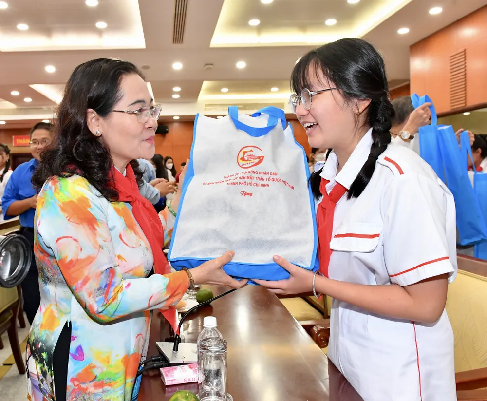 Trang bị cho thiếu nhi kỹ năng sàng lọc thông tin và biết chọn cái hay, cái tốt để học ảnh 2