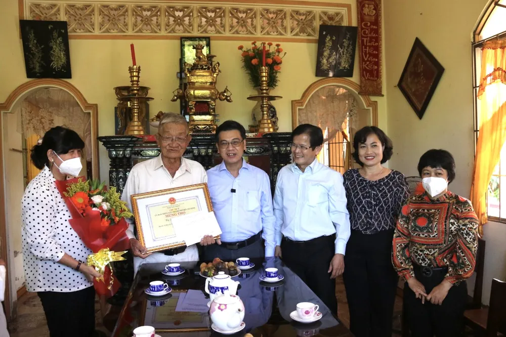 Phó Chủ tịch HĐND TPHCM Nguyễn Văn Dũng thăm các cụ tiêu biểu tròn 90 tuổi ở Cần Giờ ảnh 1