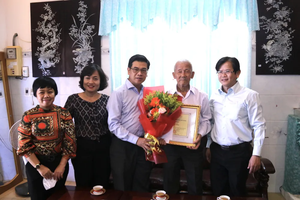 Phó Chủ tịch HĐND TPHCM Nguyễn Văn Dũng thăm các cụ tiêu biểu tròn 90 tuổi ở Cần Giờ ảnh 2