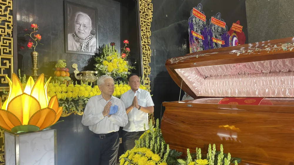 Lãnh đạo, nguyên lãnh đạo Đảng, Nhà nước viếng cô Bảy Huệ ảnh 6