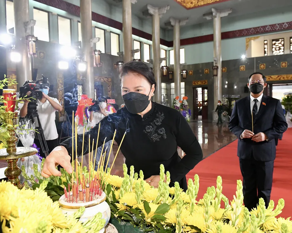 Lãnh đạo, nguyên lãnh đạo Đảng, Nhà nước viếng cô Bảy Huệ ảnh 2