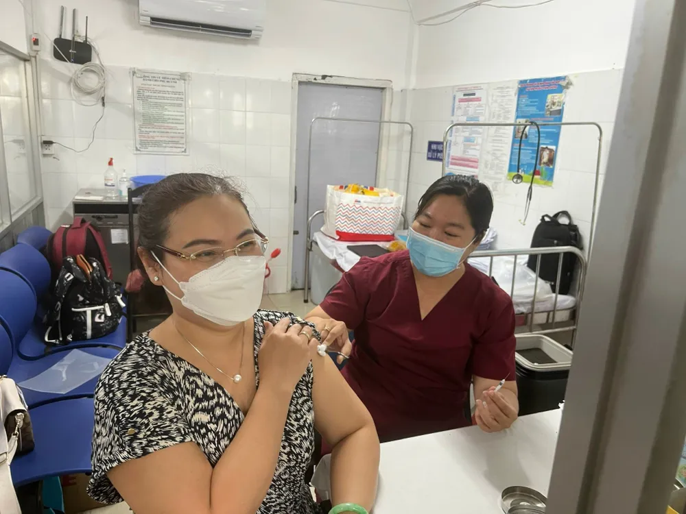 Quận 6: Tổ chức tiêm vaccine liều nhắc lại lần 2 ảnh 1