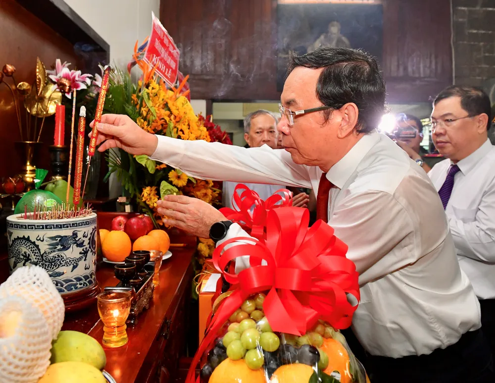 Lãnh đạo Bộ Công an, TPHCM và tỉnh Nam Định dâng hoa, dâng hương Đại tướng Mai Chí Thọ ảnh 2