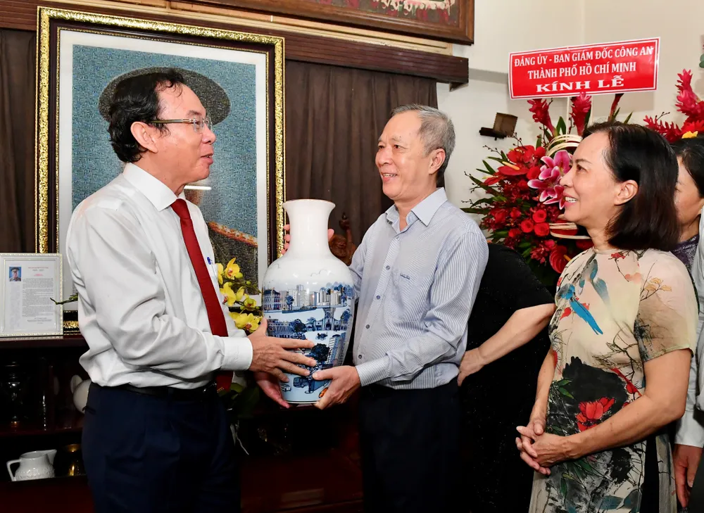 Lãnh đạo Bộ Công an, TPHCM và tỉnh Nam Định dâng hoa, dâng hương Đại tướng Mai Chí Thọ ảnh 6