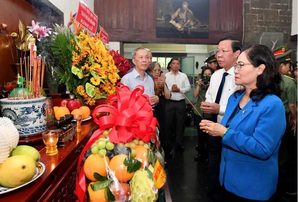 Lãnh đạo Bộ Công an, TPHCM và tỉnh Nam Định dâng hoa, dâng hương Đại tướng Mai Chí Thọ ảnh 3