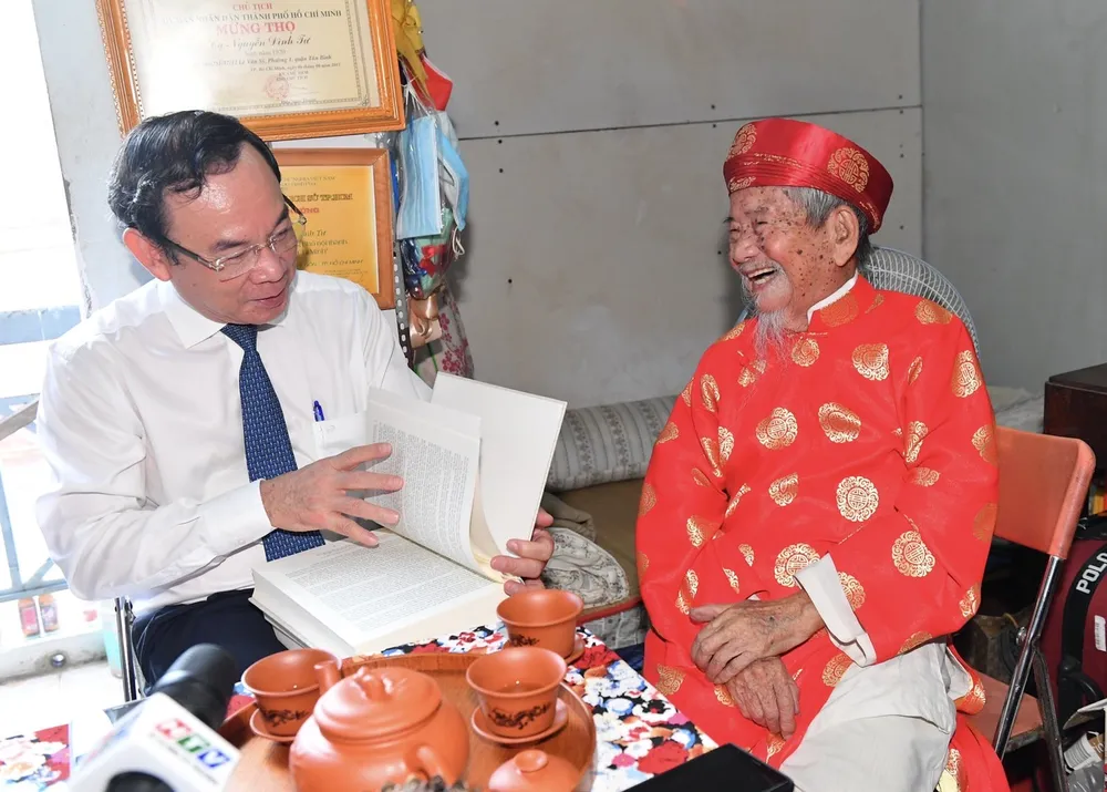 Bí thư Thành ủy TPHCM Nguyễn Văn Nên thăm, mừng đại thọ nhà nghiên cứu Nguyễn Đình Tư ảnh 3