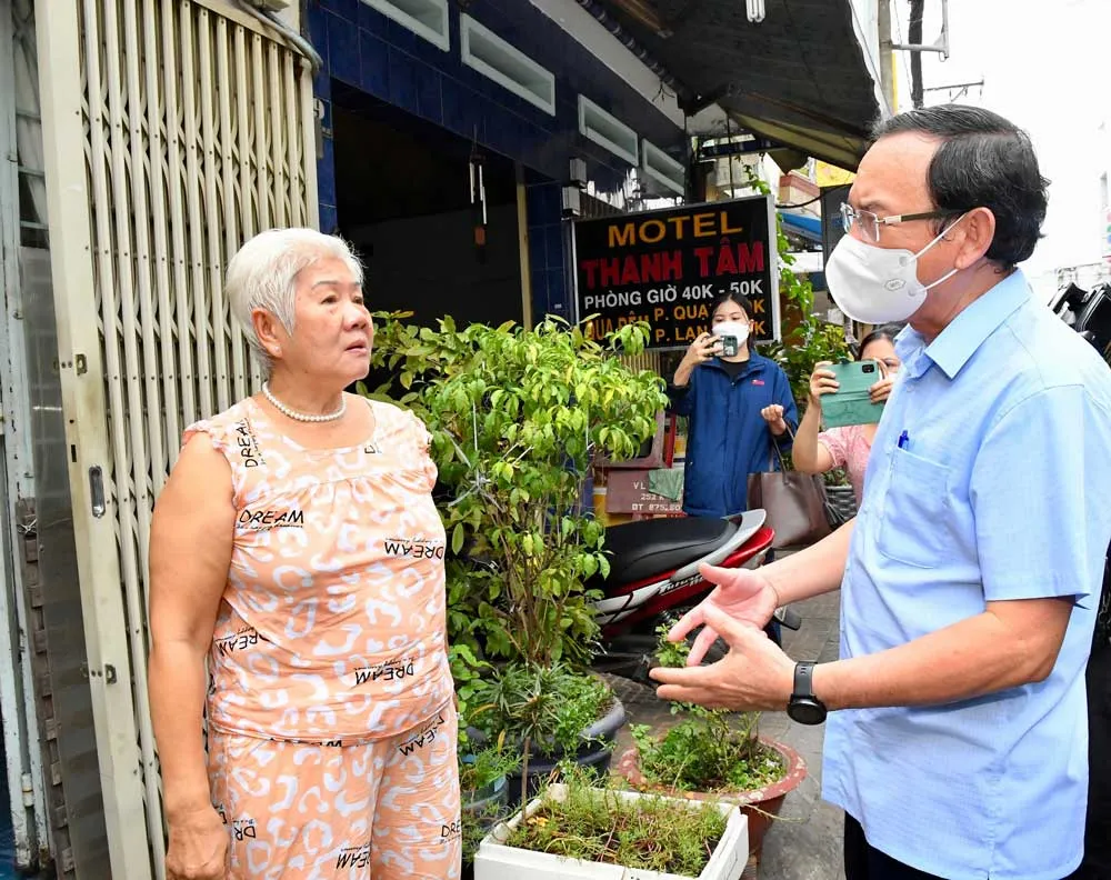 Bí thư Thành ủy TPHCM Nguyễn Văn Nên đi kiểm tra thực tế phòng chống dịch tại quận Bình Tân ảnh 4