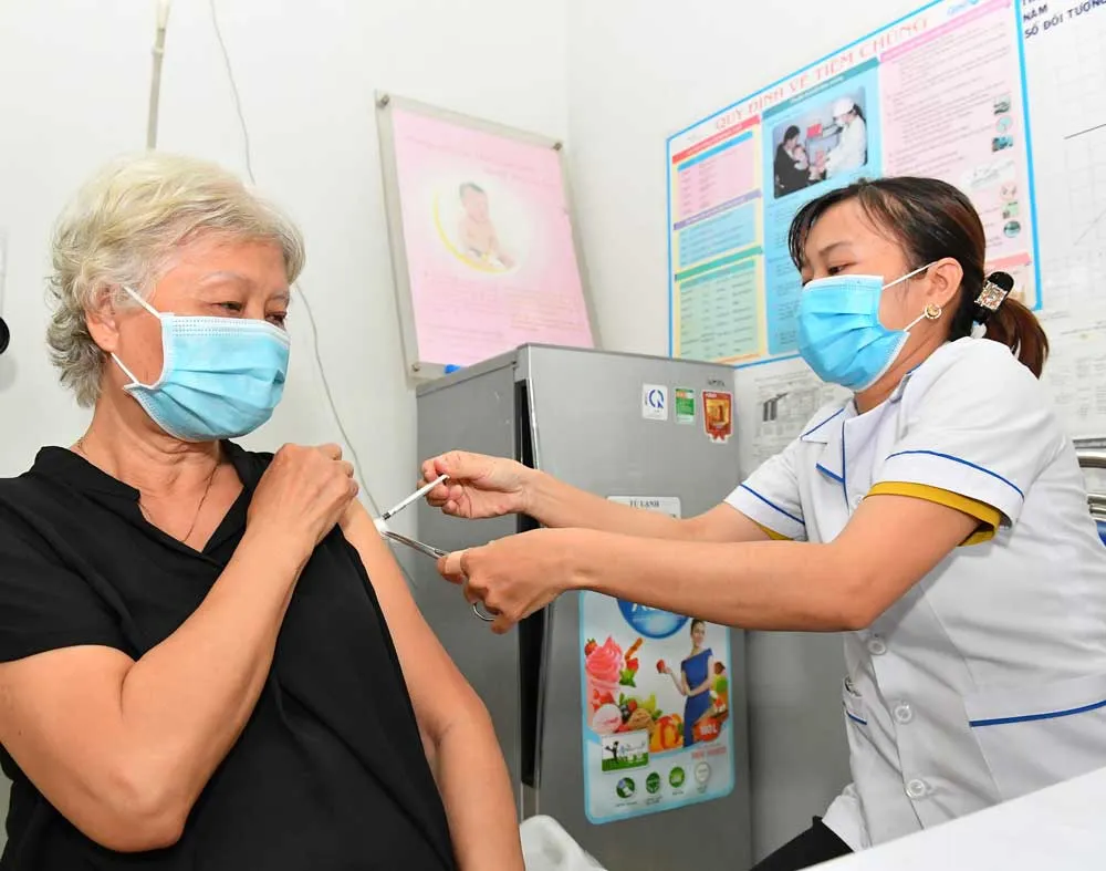 Bí thư Thành ủy TPHCM Nguyễn Văn Nên đi kiểm tra thực tế phòng chống dịch tại quận Bình Tân ảnh 2